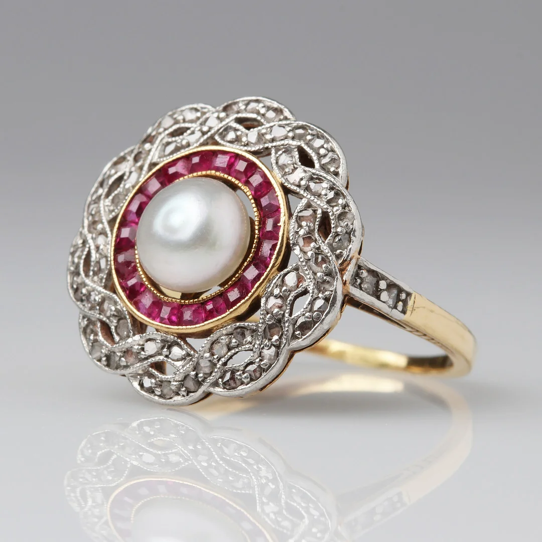 RING, ART DÉCO, 18k vit- och rödguld med en boutonpärla, syntetiska rubiner och rosenslipade diamanter. — Rings — Skånes Auktionsverk