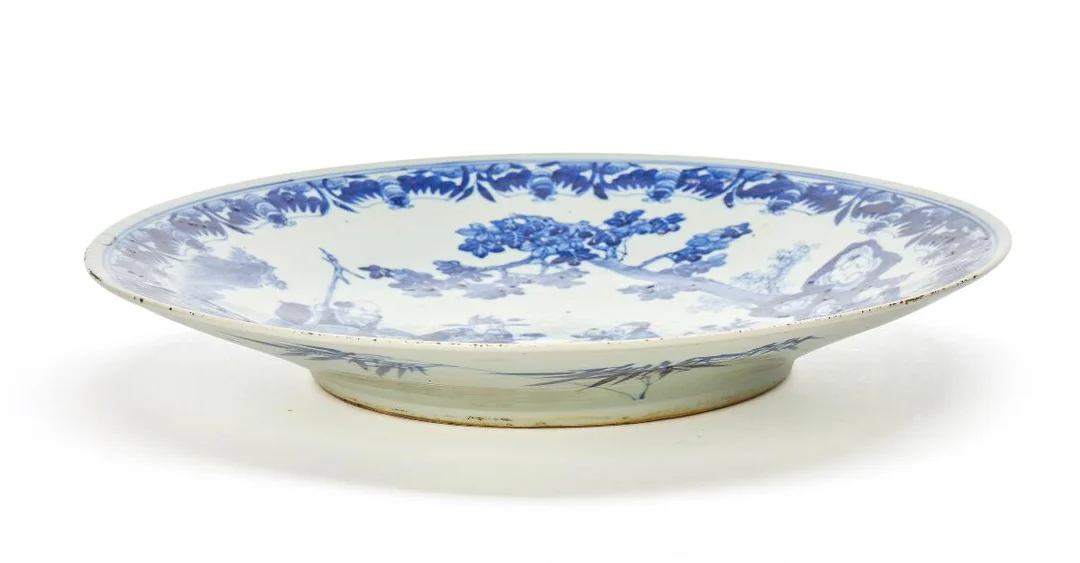 Chinese blue and white porcelain dish painted with scholars and acolytes. Late Qing/Republic period. Diam. 41.5 cm. — Asian decorative art — Bruun Rasmussen
