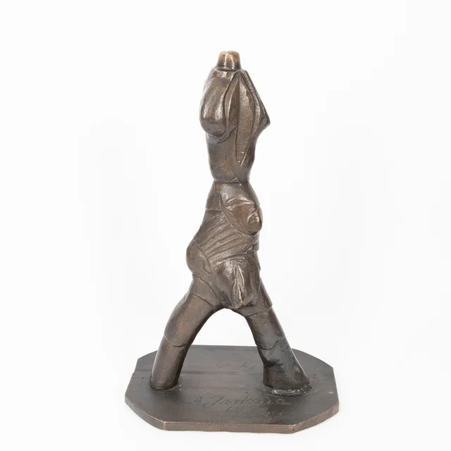 ALPO JAAKOLA. Gående figur, signerad samt daterad 1978, bronsskulptur.