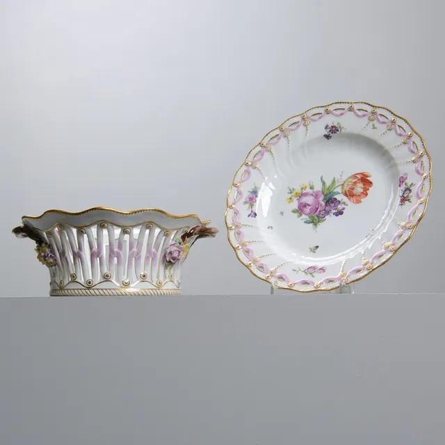 ROYAL COPENHAGEN. Gallerskål & fat, porslin, "Sachsisk blomst", Danmark, 1900-talets början.