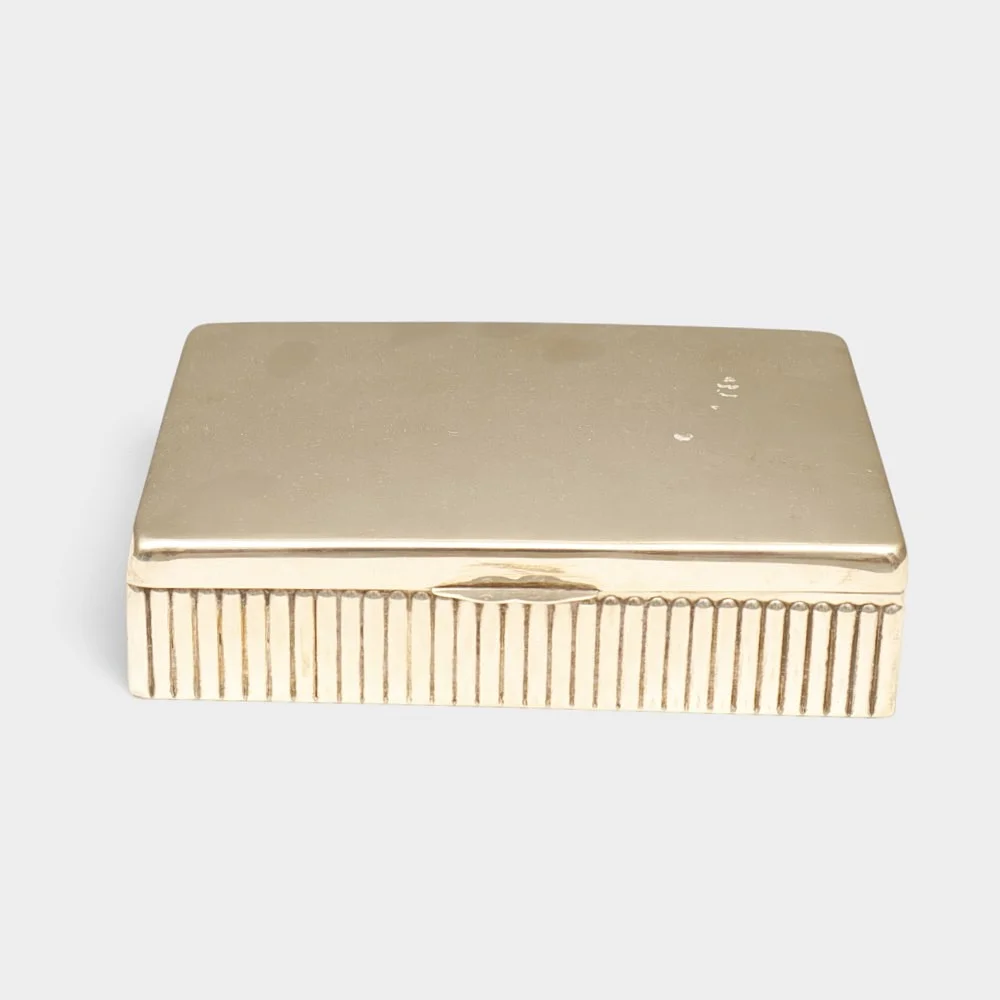 Caja tabaquera en plata punzonada. — Silver — Barcelona Auctions