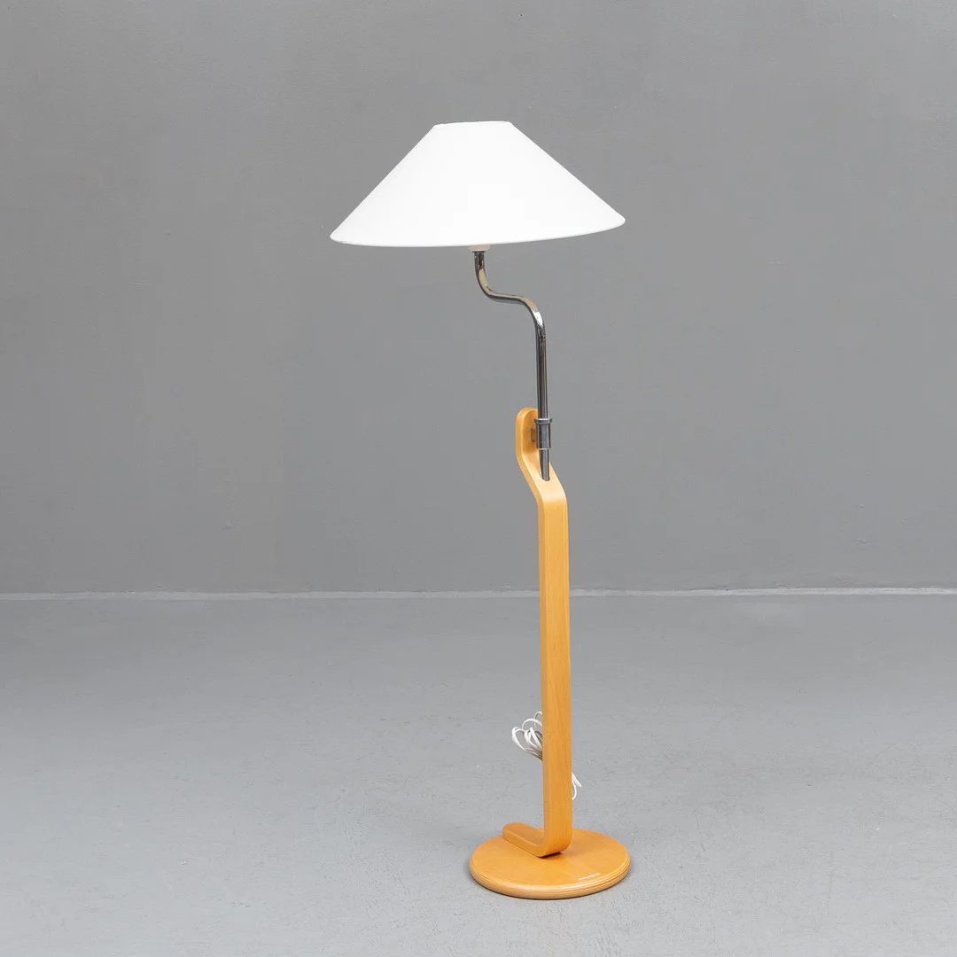 LARS BESSFELT. Golvlampa, "Grevie", Ateljé lyktan, Åhus. — Floor lights — Garpenhus Auktioner