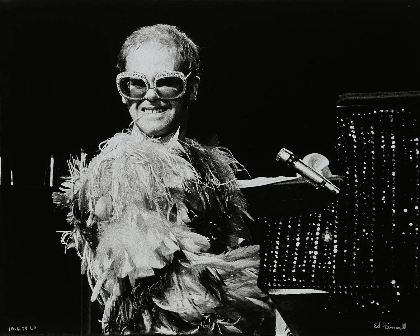 ED FINNELL (USA/Sverige, född 1956): Sir Elton John, "Goodbye Yellowbrick Road Tour", Los Angeles, 6 oktober 1974, signerad Ed Finnell, numrerad 4/50. — Photography — Stockholms Auktionsverk Sickla