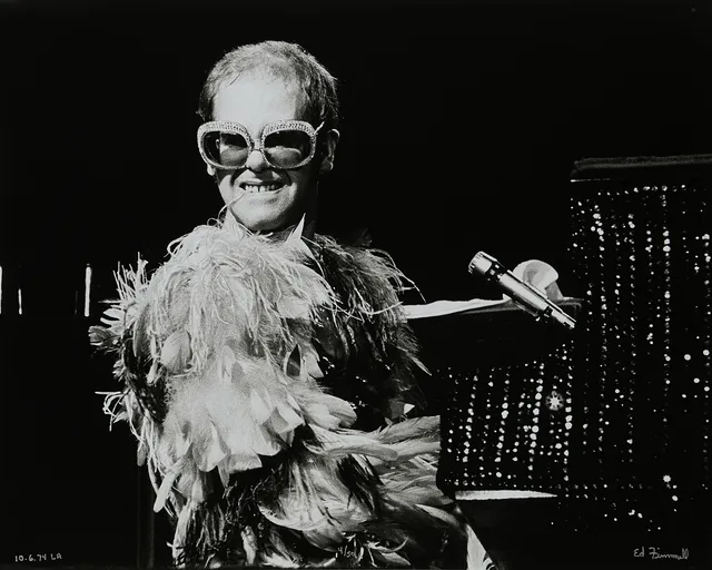 ED FINNELL (USA/Sverige, född 1956): Sir Elton John, "Goodbye Yellowbrick Road Tour", Los Angeles, 6 oktober 1974, signerad Ed Finnell, numrerad 4/50.