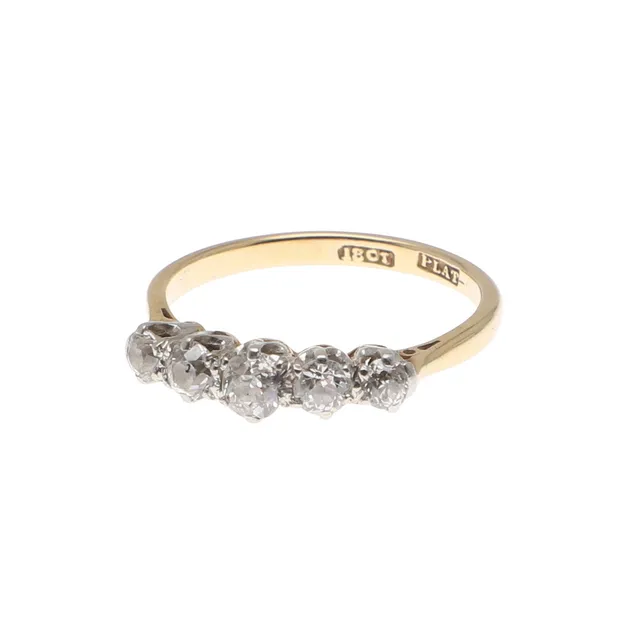 A DIAMOND FIVE STONE RING.