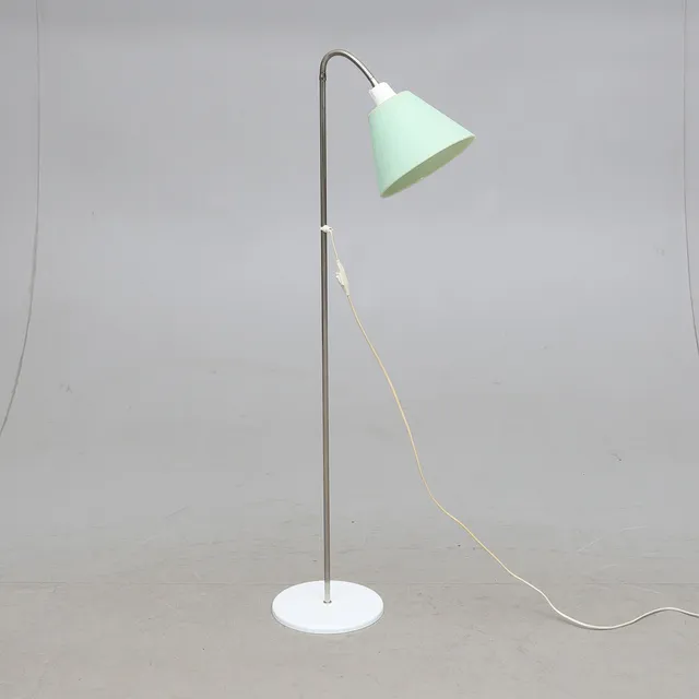 GOLVLAMPA, metall, 1900-talets andra hälft.