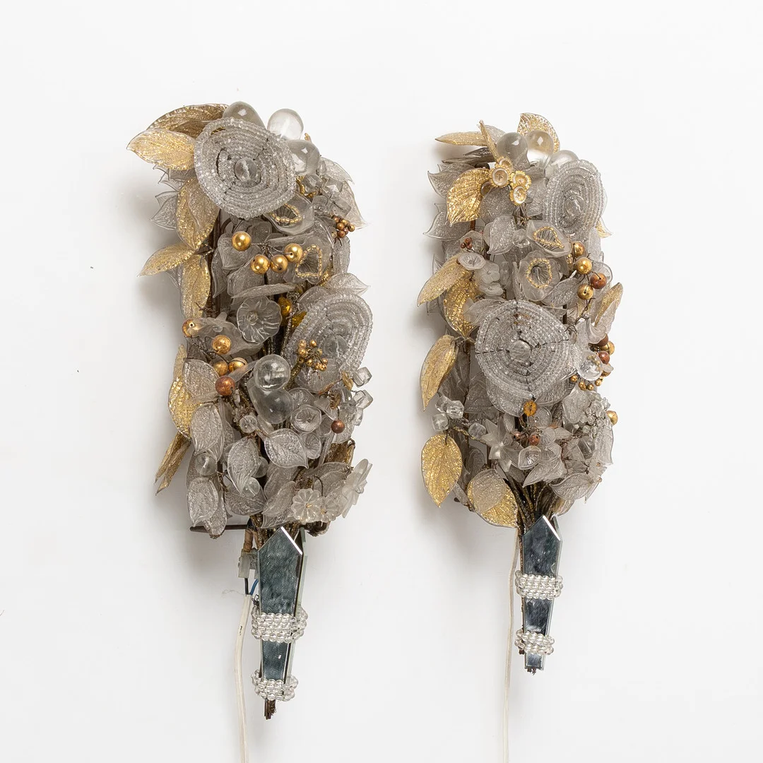 VÄGGLYSTRAR, ett par, glas, dekor med, blommor, 1900-tal. — Wall Lights — Stockholms Auktionsverk Helsingborg