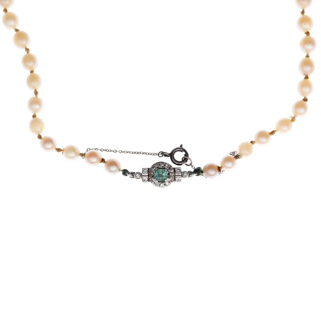 Pearls necklace with emerald and diamonds clasp, mid 20th Century. — Necklace — Balclis