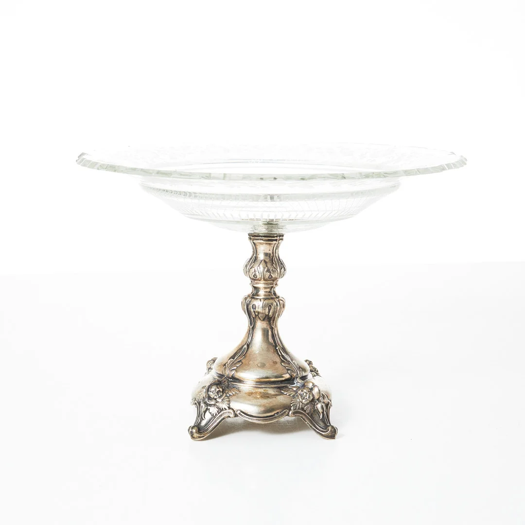 FAT på silverfot, omkring 1900, nyrokoko, fat i slipat glas med blom och blad dekor, fot Frankrike med svenska importstämplar. — Silver — Stockholms Auktionsverk Magasin 5
