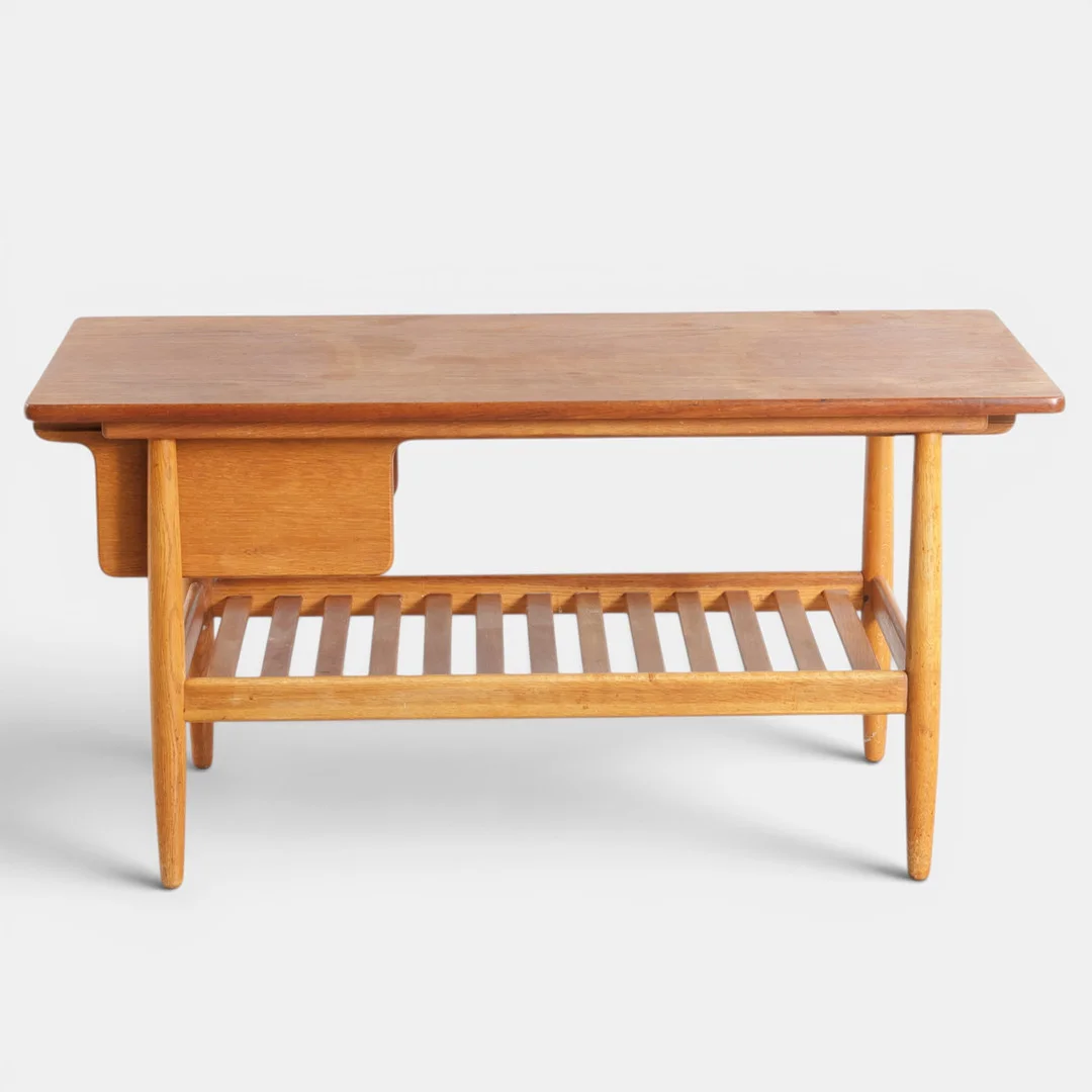 EJVIND A. JOHANSSON. Sofabord med plade af teak, stel af massiv eg, ender med hhv. skuffe samt udtræksplade med formica. Formgivet 1958. Fremstillet hos C.M. Madsen for FDB. Danmark, 1950-60'erne. — Coffee Tables — Woxholt Auktioner