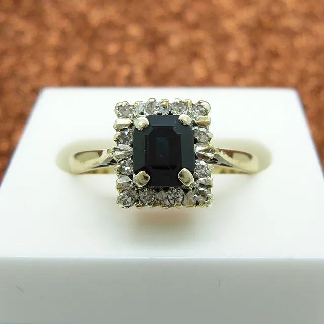 SAPPHIRE & DIAMOND RING.