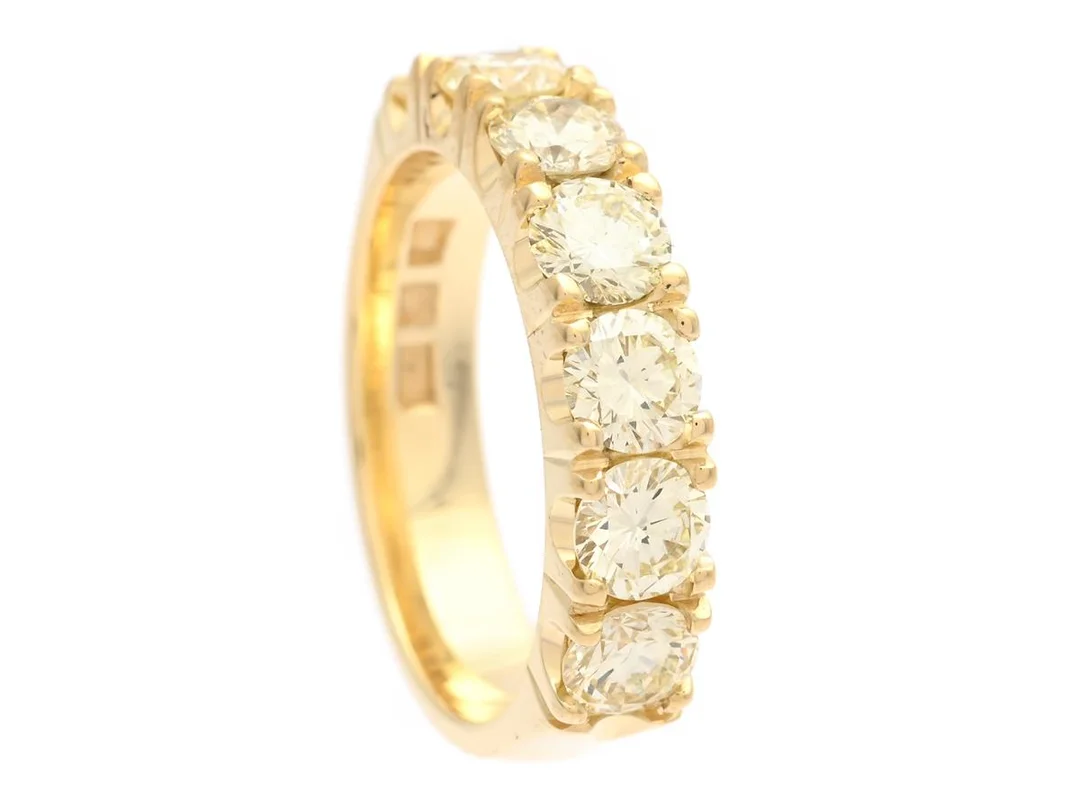 ALLIANSRING, 18K guld, 7 briljantslipade diamanter 1,73 ctv, Light Yellow/VS, Kaplans Safir, Stockholm 2026, stl 16,5 mm, vikt 6,4 g, enstaka diamanter har små nagg. — Smycken/Alliansring — Kaplans