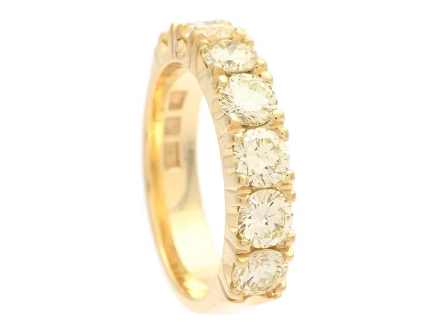 ALLIANSRING, 18K guld, 7 briljantslipade diamanter 1,73 ctv, Light Yellow/VS, Kaplans Safir, Stockholm 2026, stl 16,5 mm, vikt 6,4 g, enstaka diamanter har små nagg.
