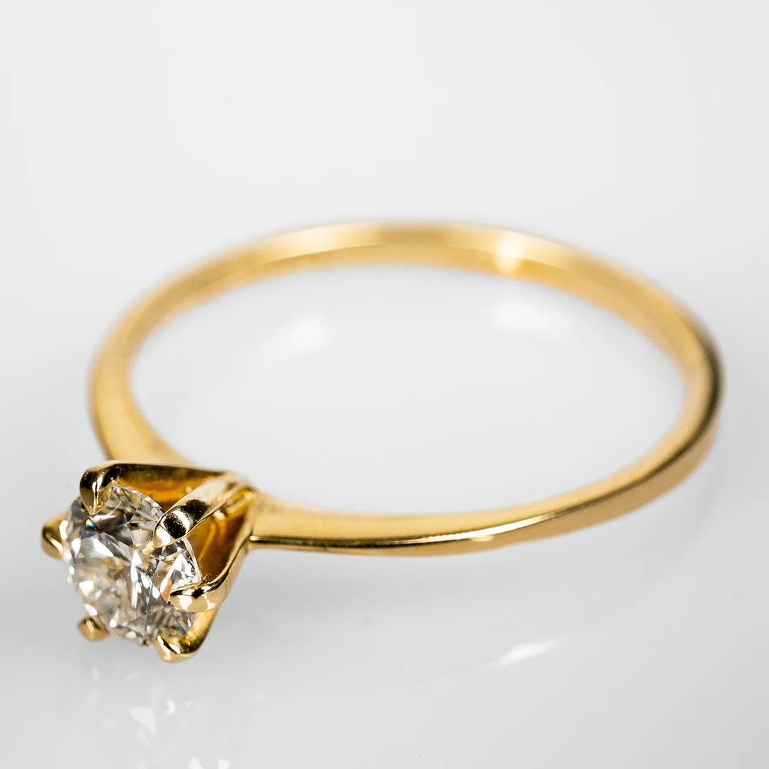 ENSTENSRING. 14K Guld med briljantslipad diamant 0,53 ct. — Rings — Norrlands Auktionsverk