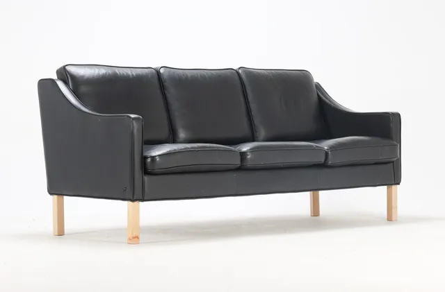 Hurup Møbelfabrik: Model 'Manhatten' Three-seater sofa upholstered in black leather.
