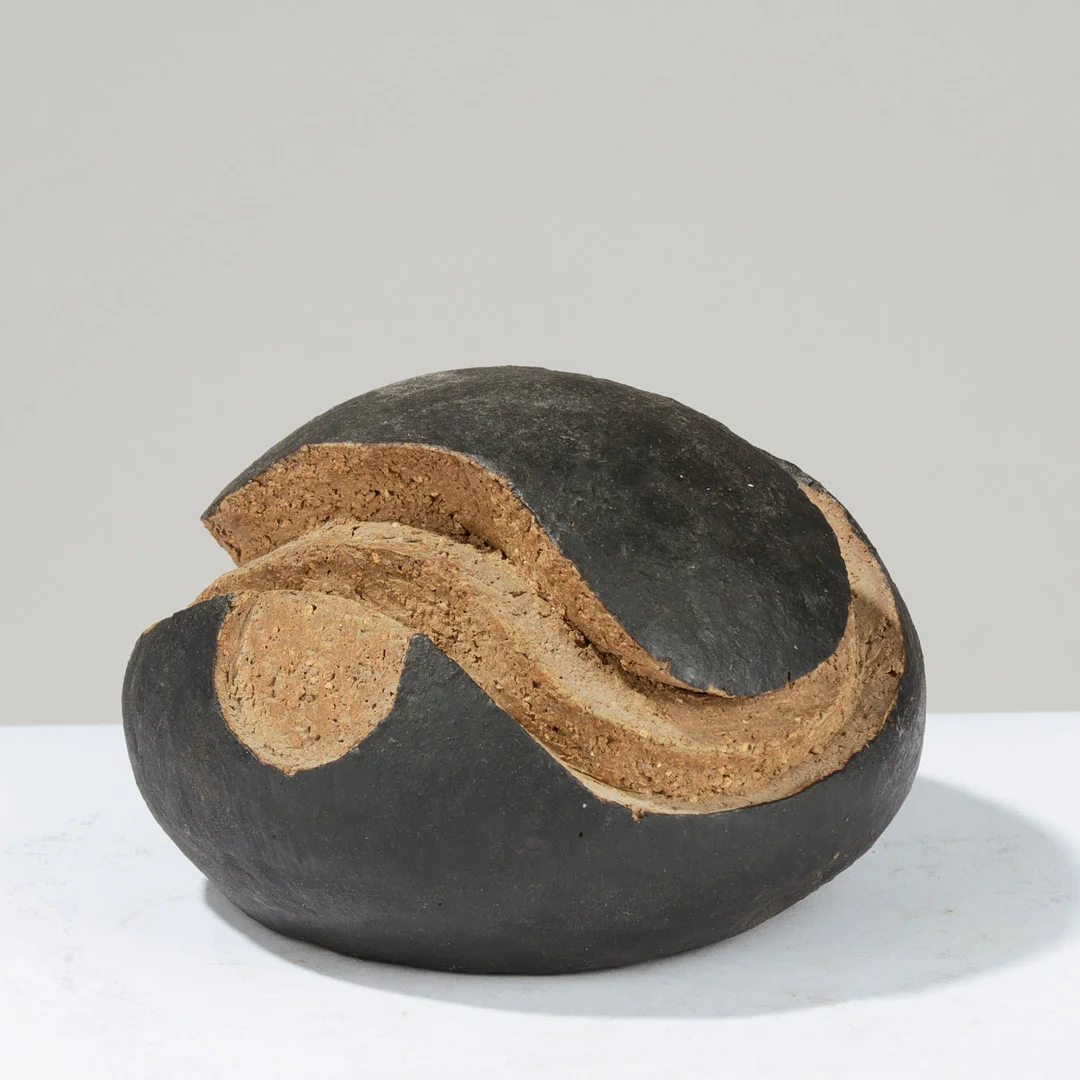 Organisk udført skulptur af delvist sortglaseret stentøj. — Sculptures & Bronzes — Palsgaard Kunstauktioner
