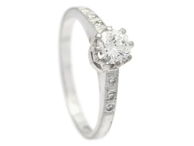 RING, 18K vitguld, briljantslipad diamant ca 0,47 ct, ca TW/VS2, 6 åttkantslipade diamanter ca 0,09 ctv, Västerås 1956, stl 17,5 mm, vikt 3,5 g.
