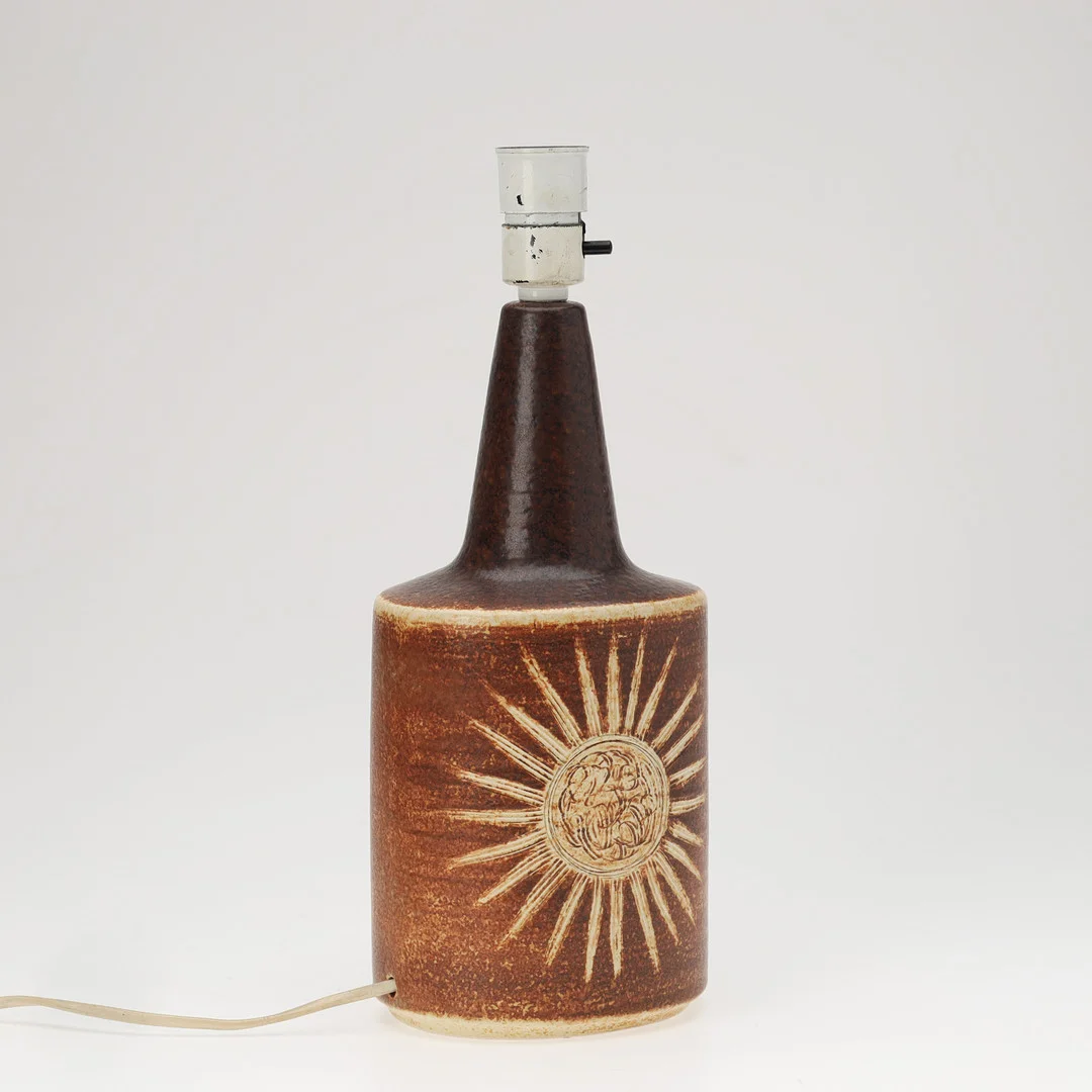 SØHOLM, bordlampe af brunglaseret keramik med solmotiv, Danmark, 1960/70'erne. — Table Lamps — Palsgaard Kunstauktioner