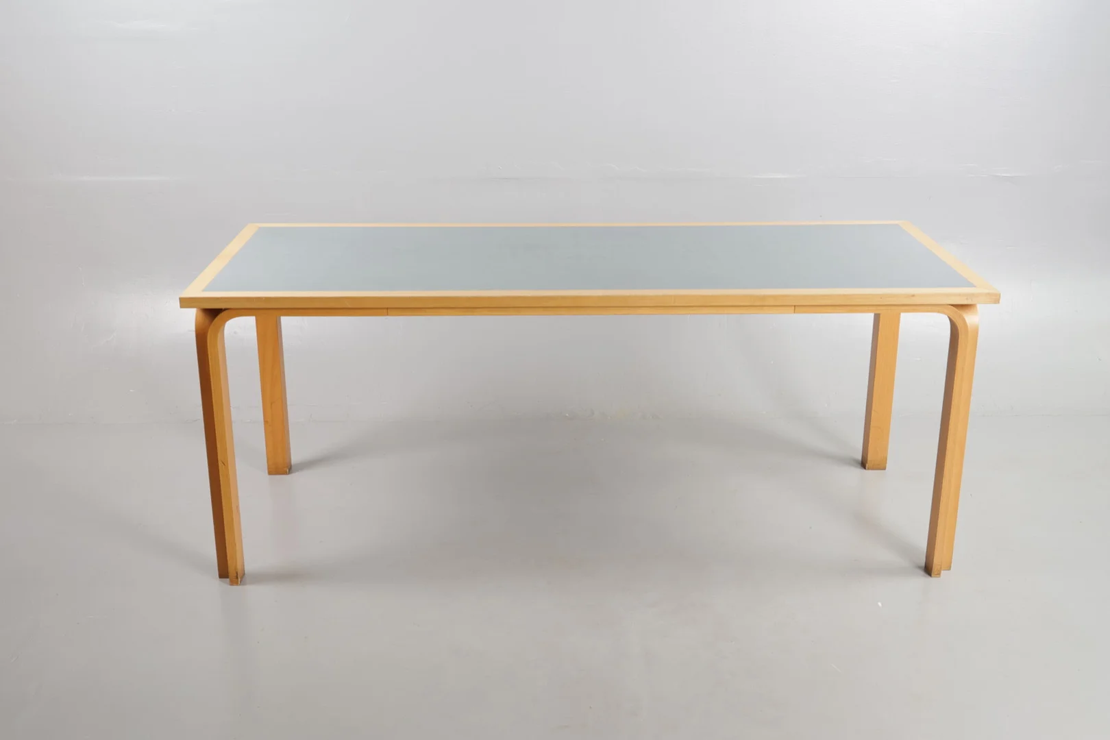 RUD THYGESEN & JOHNNY SØRENSEN. Spisebord / arbejdsbord af bøg, plade med ilagt linoleum, Magnus Olesen. — Dining tables — Woxholt Auktioner