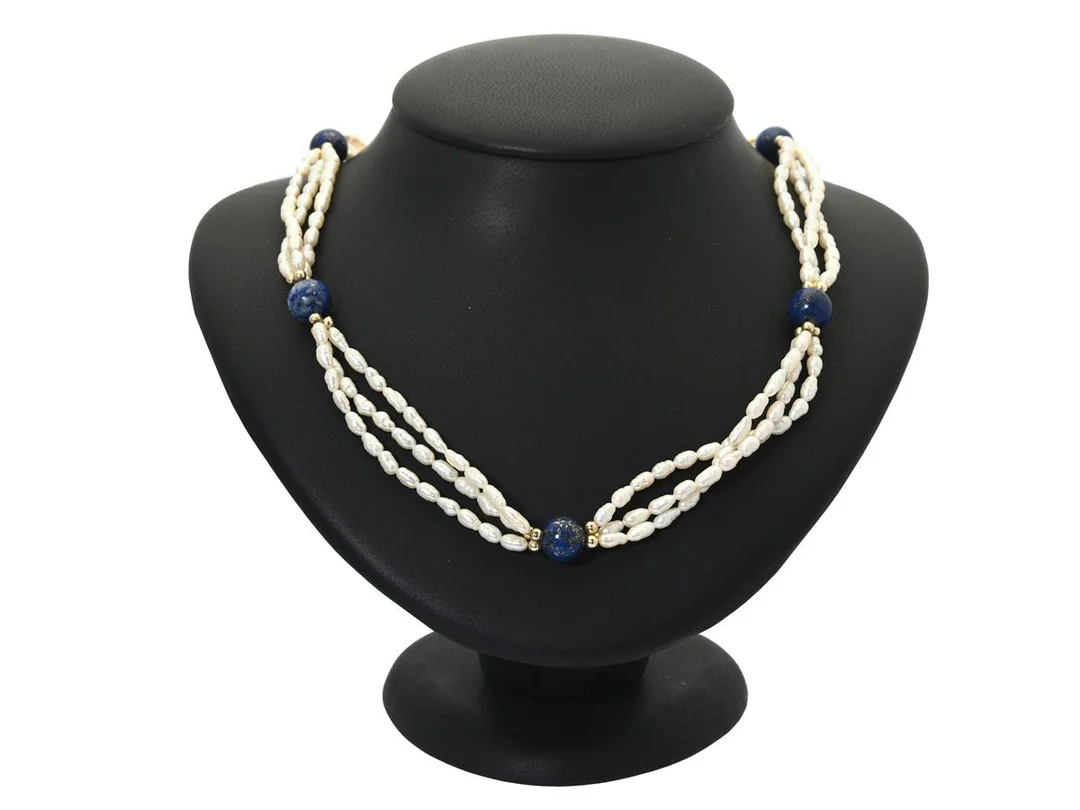 PÄRLCOLLIER, odlade sötvattenspärlor, kulor av lapiz lazuli, lås och delar i gulmetall, längd 52 cm, vikt 27,8 g, ej knutet. — Smycken/Pärlcollier — Kaplans