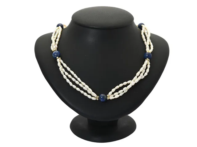PÄRLCOLLIER, odlade sötvattenspärlor, kulor av lapiz lazuli, lås och delar i gulmetall, längd 52 cm, vikt 27,8 g, ej knutet.