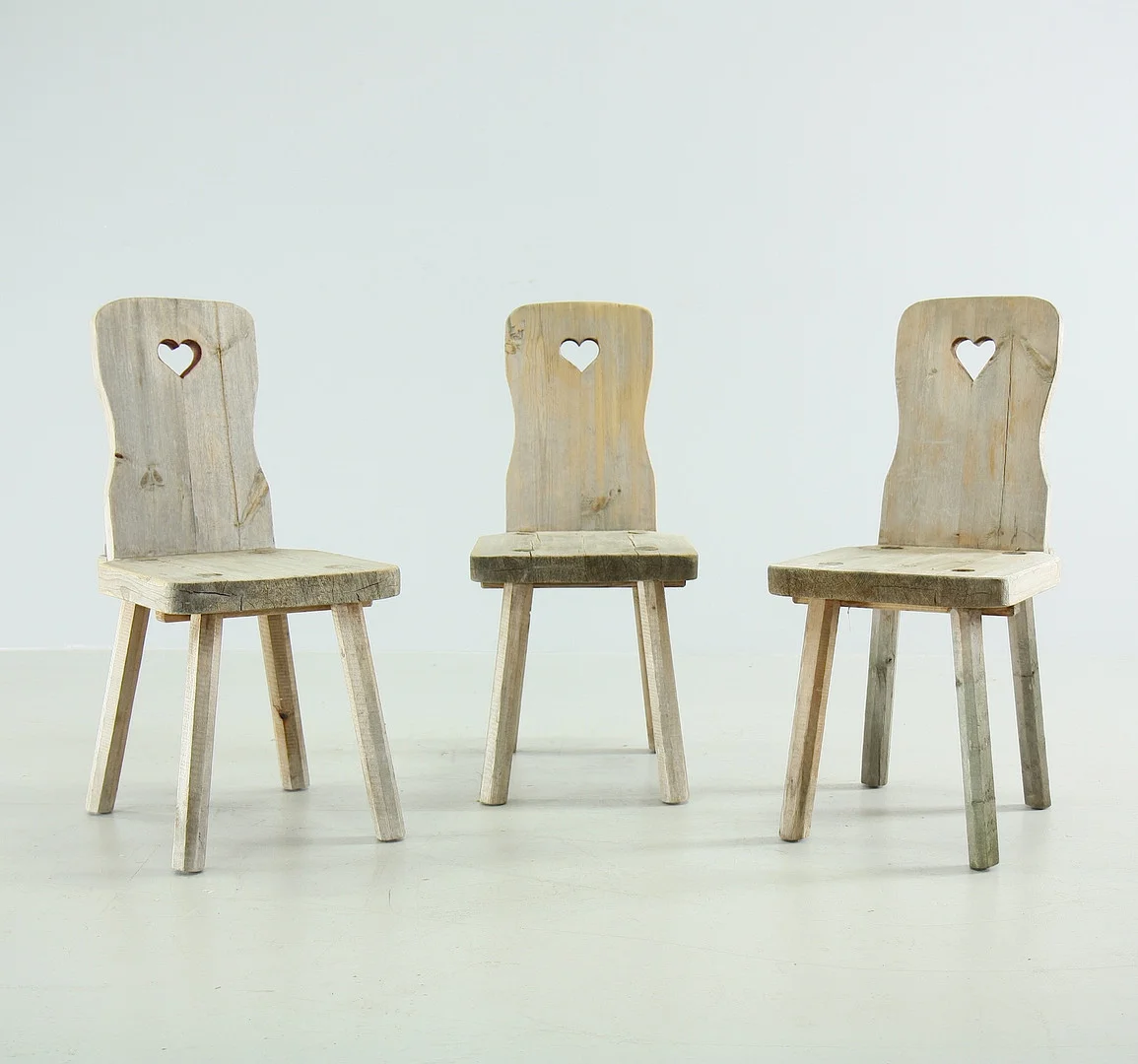 STOLAR, 3 st, furu, från Dellenborg, Delsbo, 1900-tal. — Furniture — Hälsinglands Auktionsverk
