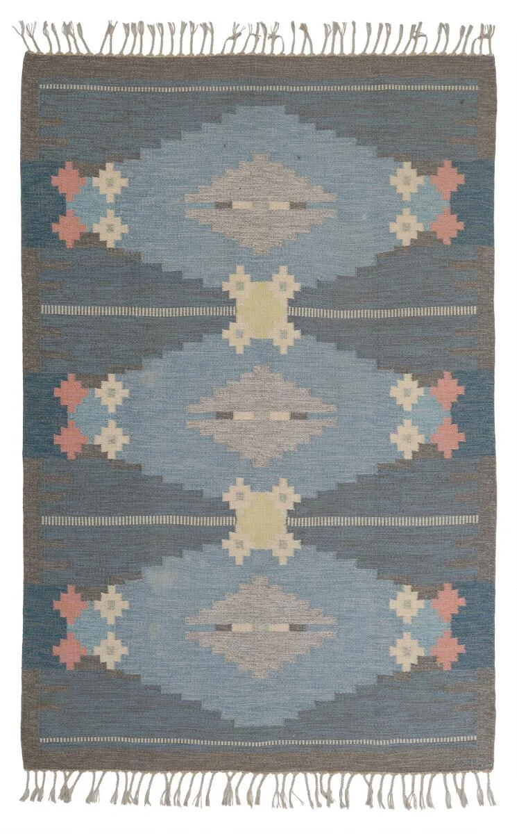 “Örbyhus”. Handwoven wool carpet in “rölakan” flatweave technique. Geometric pattern in shades of blue. Signed IS. Designed 1970. Made second half of 20th century by Axeco, Sweden. L. 236 cm. W. 166 cm. — Carpets & Rugs — Bruun Rasmussen