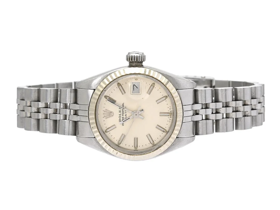 ROLEX, Oyster Perpetual, Date (-T Swiss T-), Ref nr. 6917, Serie nr. 6185737, Cal 2030, Verk nr. 674565, Boett nr. 6900, damur, 26 mm, stål/vitguld, automatisk, plexiglas, datum, skadad urtavla, defekt (servicebehov), skadad krona/boetthals, Jubileelänk, viklås, Ref nr. 62510D-C/568, ca 1979. — Klockor/Rolex — Kaplans