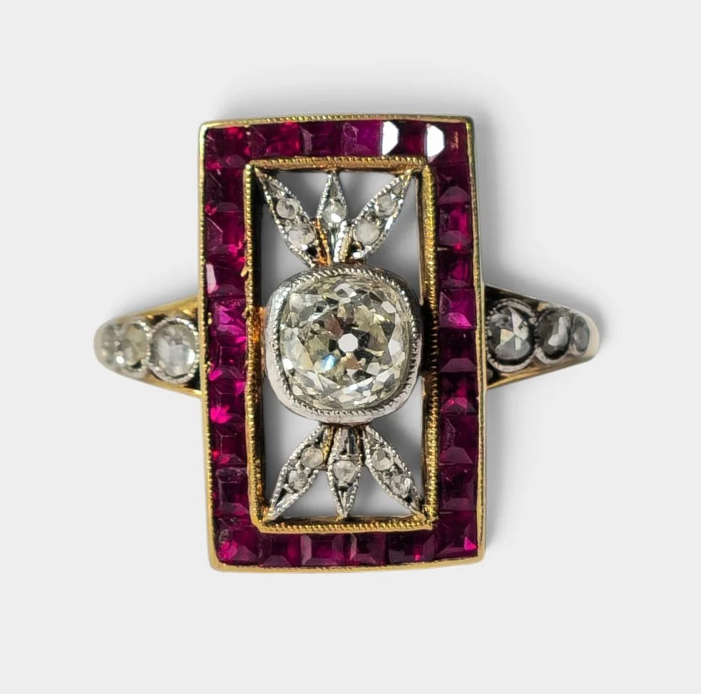 Sortija Art Déco en oro con vistas en platino, diamantes y rubís. — Rings — Barcelona Auctions
