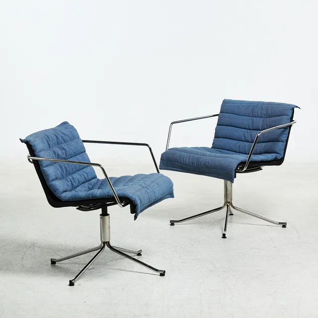 ANYA SEBTON. KONTORSTOLAR, 1-par, "Millibar Lounge easy chair", stomme i stålrör, blå klädsel.