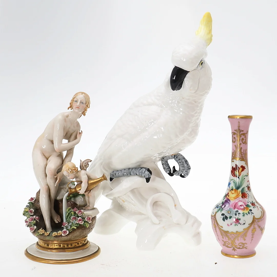 A CROWN STAFFORDSHIRE MODEL OF A COCKATOO AND TWO OTHER ITEMS. — European — Dreweatts Online