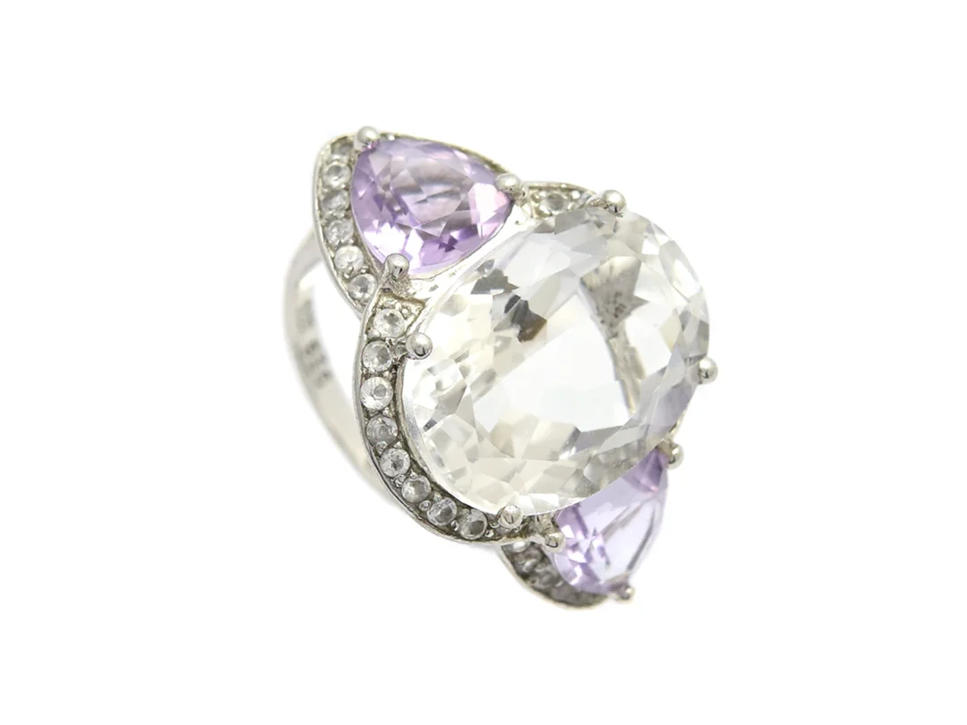 RING, silver, 1 ovalslipad vit topas ca 15,45 mm, 2 droppslipade ametister, krans med 40 rund facetterade vita topaser, stl 16,00+, vikt 7,2 g. — Smycken/Ring — Kaplans