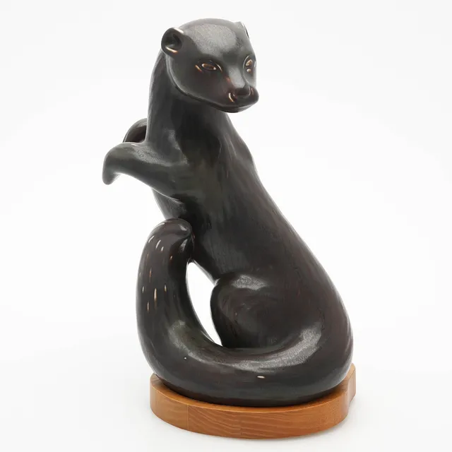 GUNNAR NYLUND. Figurin, hermelin, glaserat stengods, monogramsignerad GN, Rörstrand.