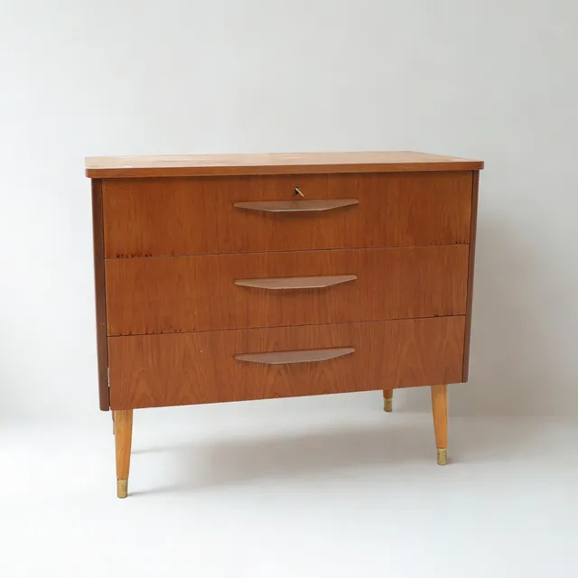 BYRÅ, 1950-1960-tal, teak, med tre lådor, fotavslut i mässing.