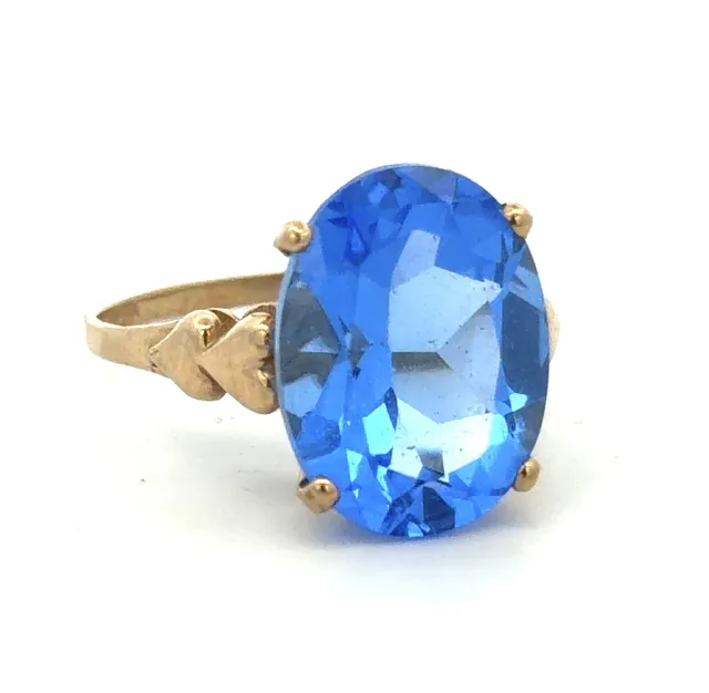 9CT GOLD AND OVAL BLUE COATED QUARTZ RING.