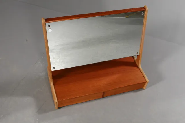 Ølholm møbelfabrik. Væghængt sminkebord, teaktræ/egetræ
