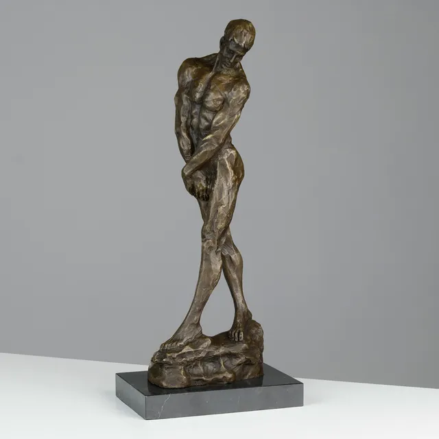 AUGUSTE RODIN (1840-1917). EFTER. Skulptur af bronze i form af nøgen mand, monteret på sokkel af sort marmor, 20/21 årh.