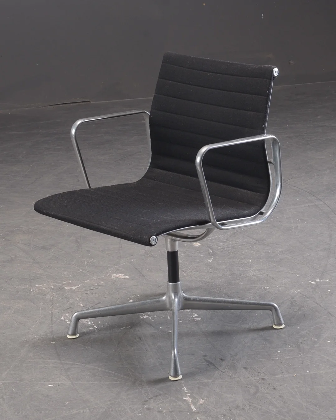 Charles & Ray Eames. Kontorstol, model EA-107 — Furniture/Office furniture — Lauritz