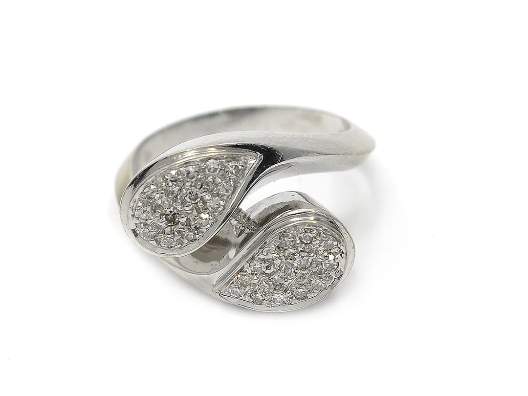 RING, 18K vitguld, 28 åttkantslipade diamanter ca 0,25 ctv, ca W-TCR/VS, svensk import, stl 16,5 mm, vikt 6,5 g, en diamant skadad. — Smycken/Ring — Kaplans