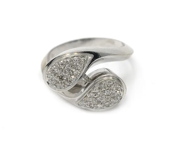 RING, 18K vitguld, 28 åttkantslipade diamanter ca 0,25 ctv, ca W-TCR/VS, svensk import, stl 16,5 mm, vikt 6,5 g, en diamant skadad.
