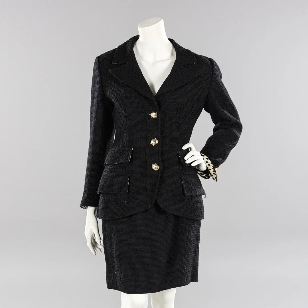 VALENTINO, Kavaj samt kjol, storl 36/38. — Vintage & Designer Fashion — Stockholms Auktionsverk Helsingborg