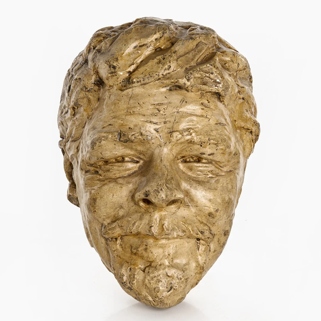CHRISTIAN ERIKSSON (SVERIGE, 1858–1935). "Glad kamrat", porträttskulptur föreställande den finska bildhuggaren Robert Stigell (Finland, 1852–1907). Patinerad/bemålad gips. Ej signerad. — Sculptures & Bronzes — Crafoord Auktioner Stockholm
