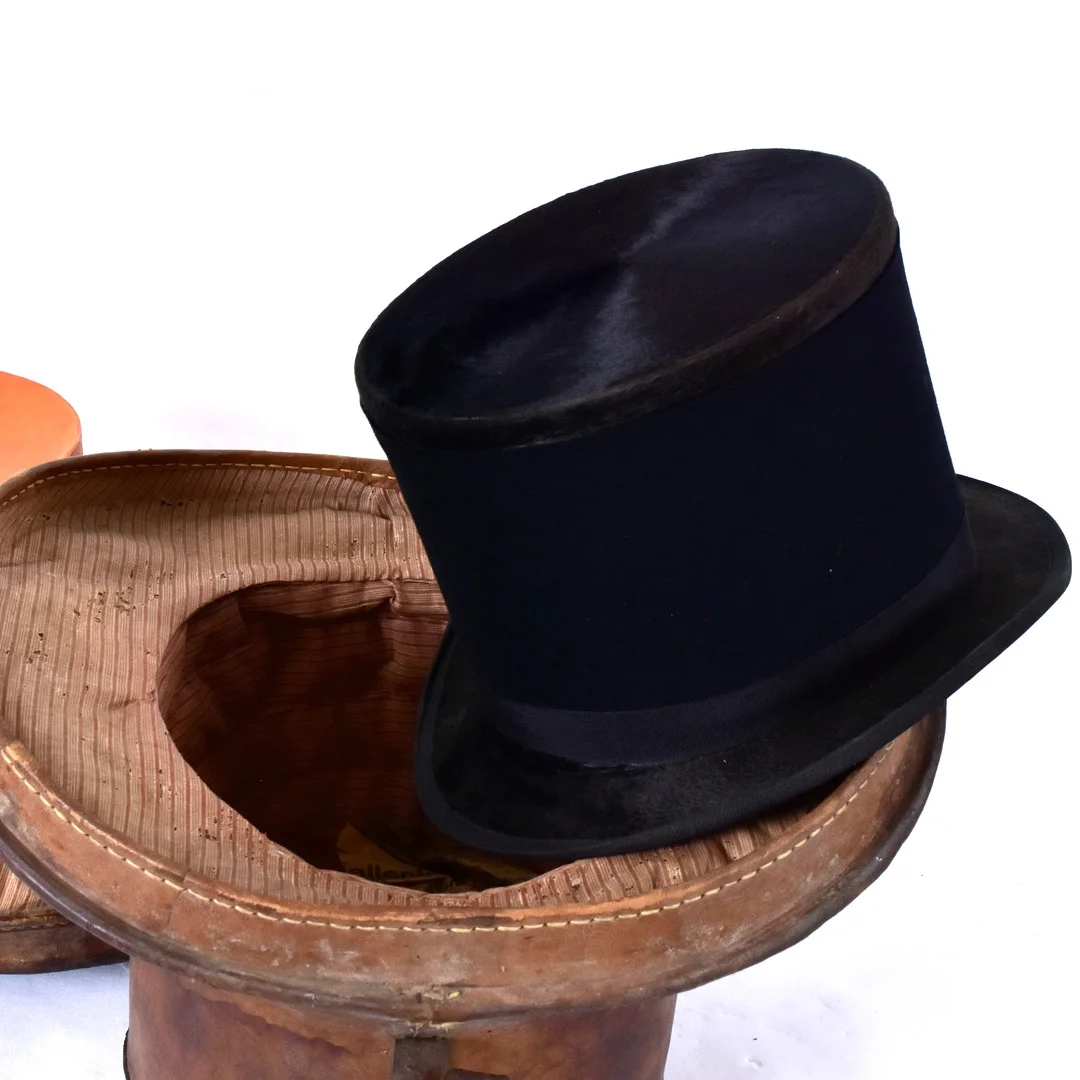 HATTASK LÄDER MED TILLHÖRANDE HATT, 18/1900-tal. — Vintage & Designer Fashion — Halmstads Auktionskammare