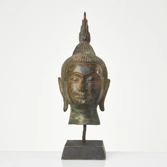 BUDDHAHUVUD. Thailand, brons. monterad på träsockel.
