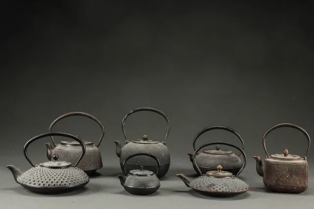Samling på syv japanske the-kander af patineret og sortmalet bronze, 1900-tallet (7)