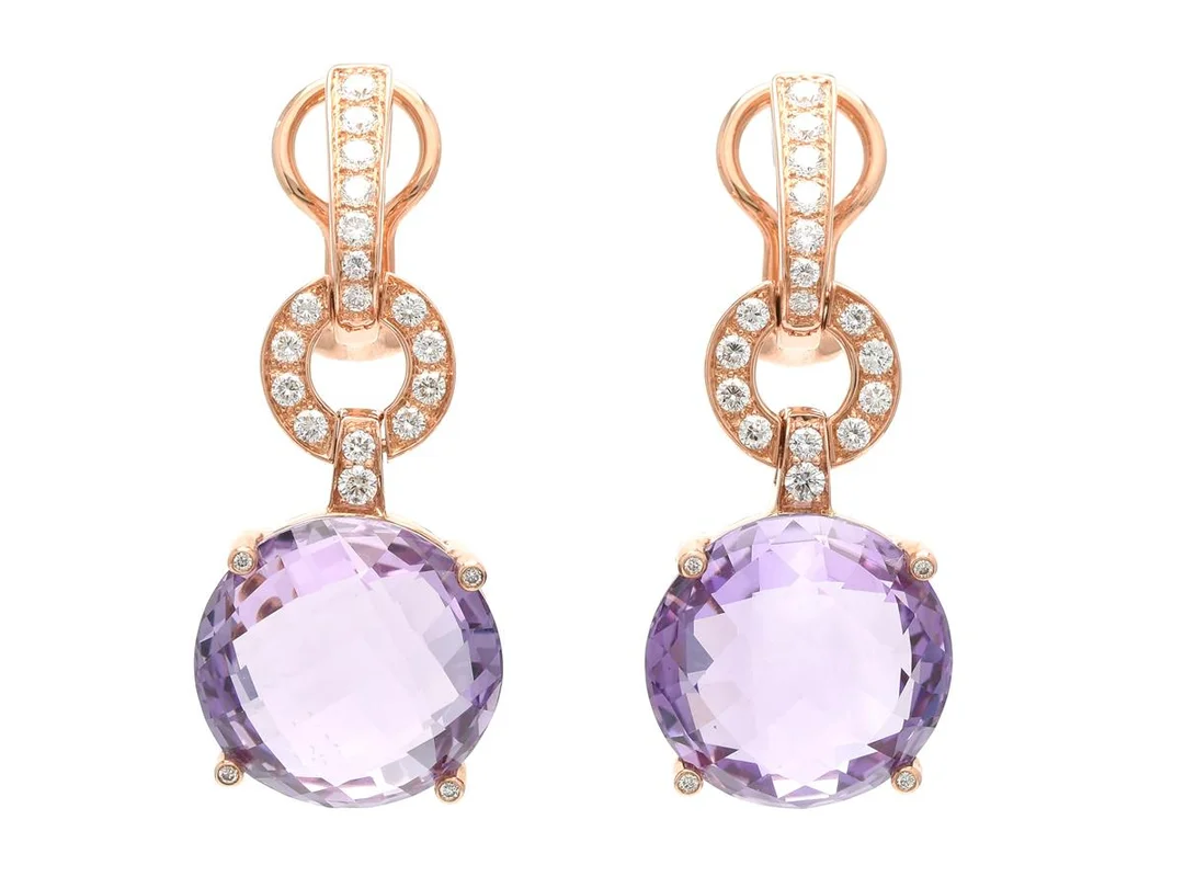 ÖRHÄNGEN, 18K roséguld, 42 briljantslipade diamanter ca 0,83 ctv, ca W-TCr/VS, 2 fasettslipade ametister ca 24,21 ctv, stift, längd 3,6 cm, vikt 14,6 g. — Smycken/Örhängen — Kaplans