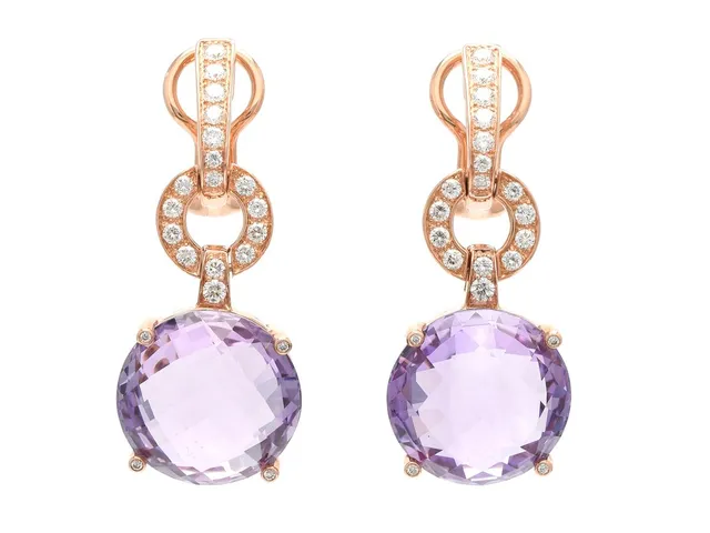 ÖRHÄNGEN, 18K roséguld, 42 briljantslipade diamanter ca 0,83 ctv, ca W-TCr/VS, 2 fasettslipade ametister ca 24,21 ctv, stift, längd 3,6 cm, vikt 14,6 g.