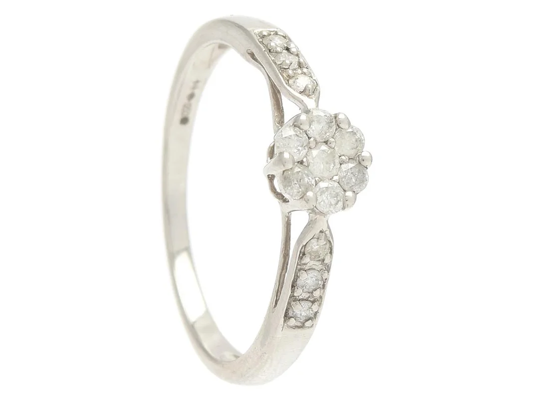 RING, platina, 13 briljantslipade diamanter ca 0,25 ctv enligt gravyr, diamanter av lägre kvalite, stl 17,25 mm, vikt 2,8 g. — Smycken/Ring — Kaplans