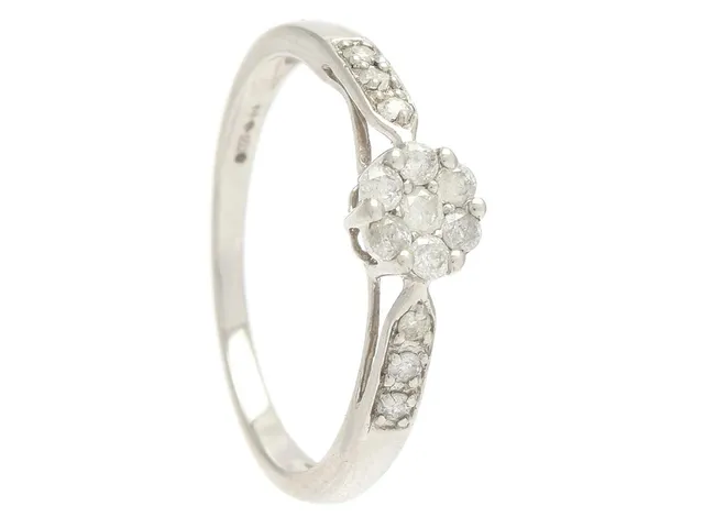 RING, platina, 13 briljantslipade diamanter ca 0,25 ctv enligt gravyr, diamanter av lägre kvalite, stl 17,25 mm, vikt 2,8 g.