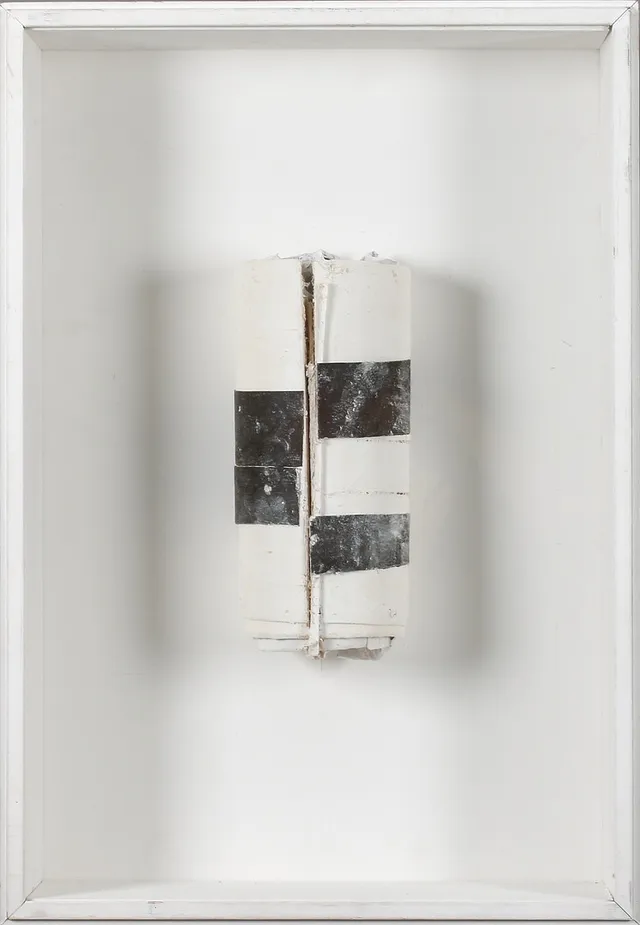 RUNE HAGBERG. Objekt, papper, snöre, färg, textil, monogramsignerad.